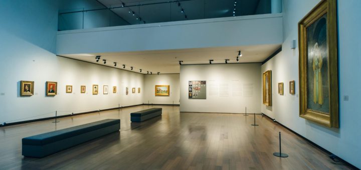 L'art de la présentation : comment le mobilier transforme l'expérience des musées ?