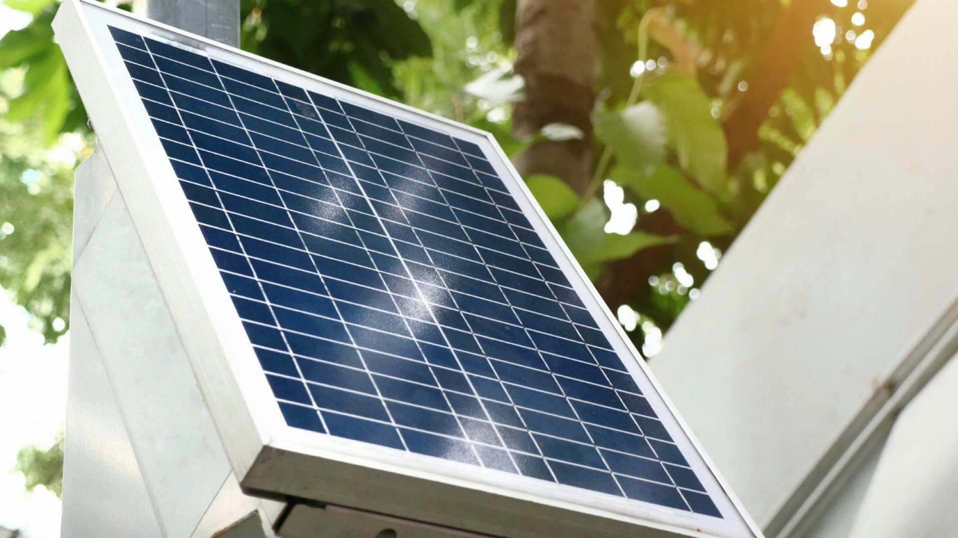 Autoconsommation solaire : pourquoi opter pour un panneau solaire sur prise ?