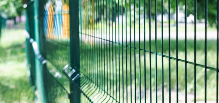 Le grillage rigide vert : un choix malin pour sécuriser votre clôture !