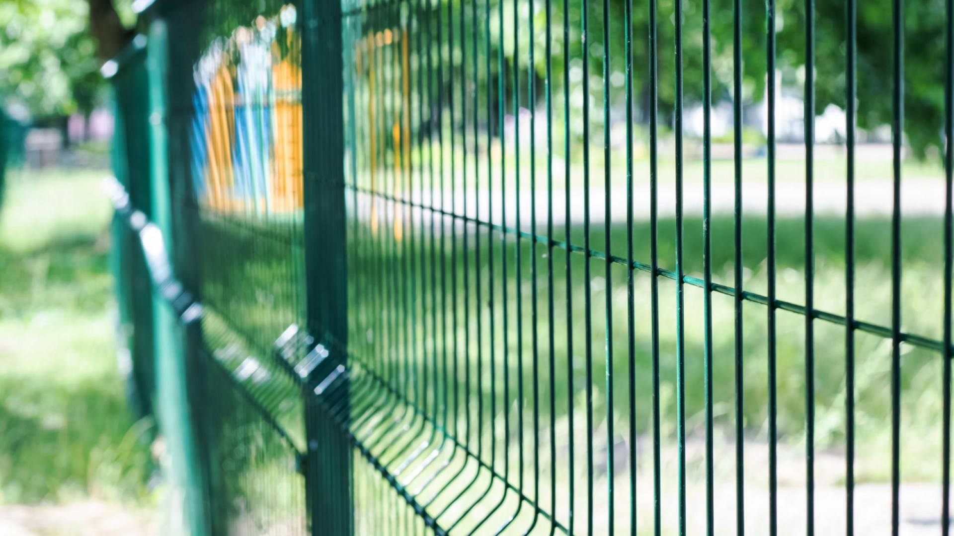 Le grillage rigide vert : un choix malin pour sécuriser votre clôture !