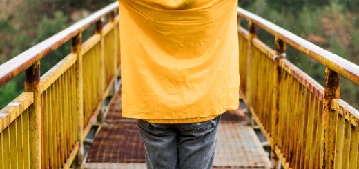 Randonnée, vélo ou ville : quels vêtements pluie pour homme selon l’activité ?