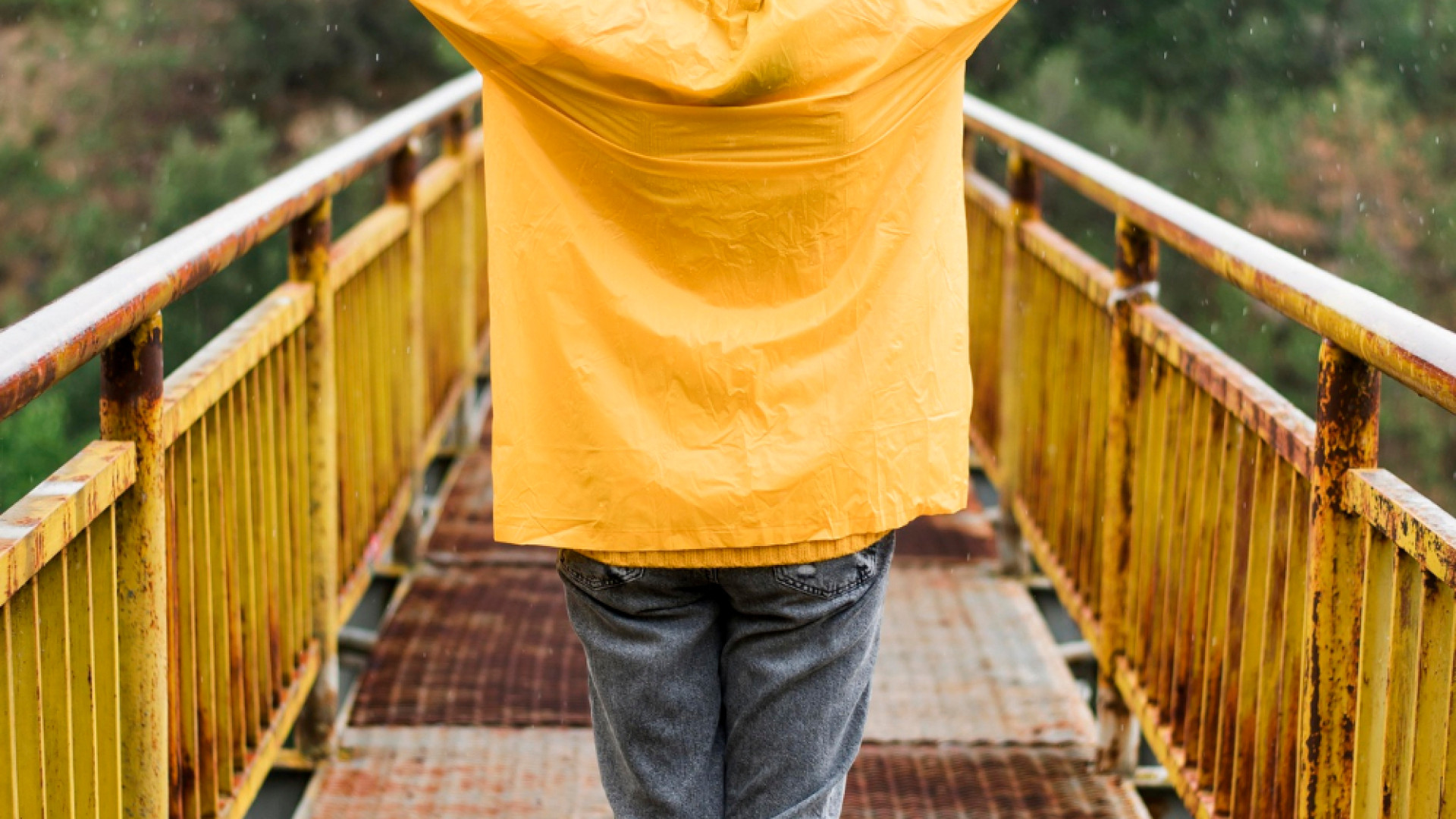 Randonnée, vélo ou ville : quels vêtements pluie pour homme selon l’activité ?