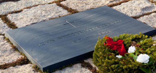 Conseils pour choisir la plaque funéraire idéale avec l’aide d’un professionnel