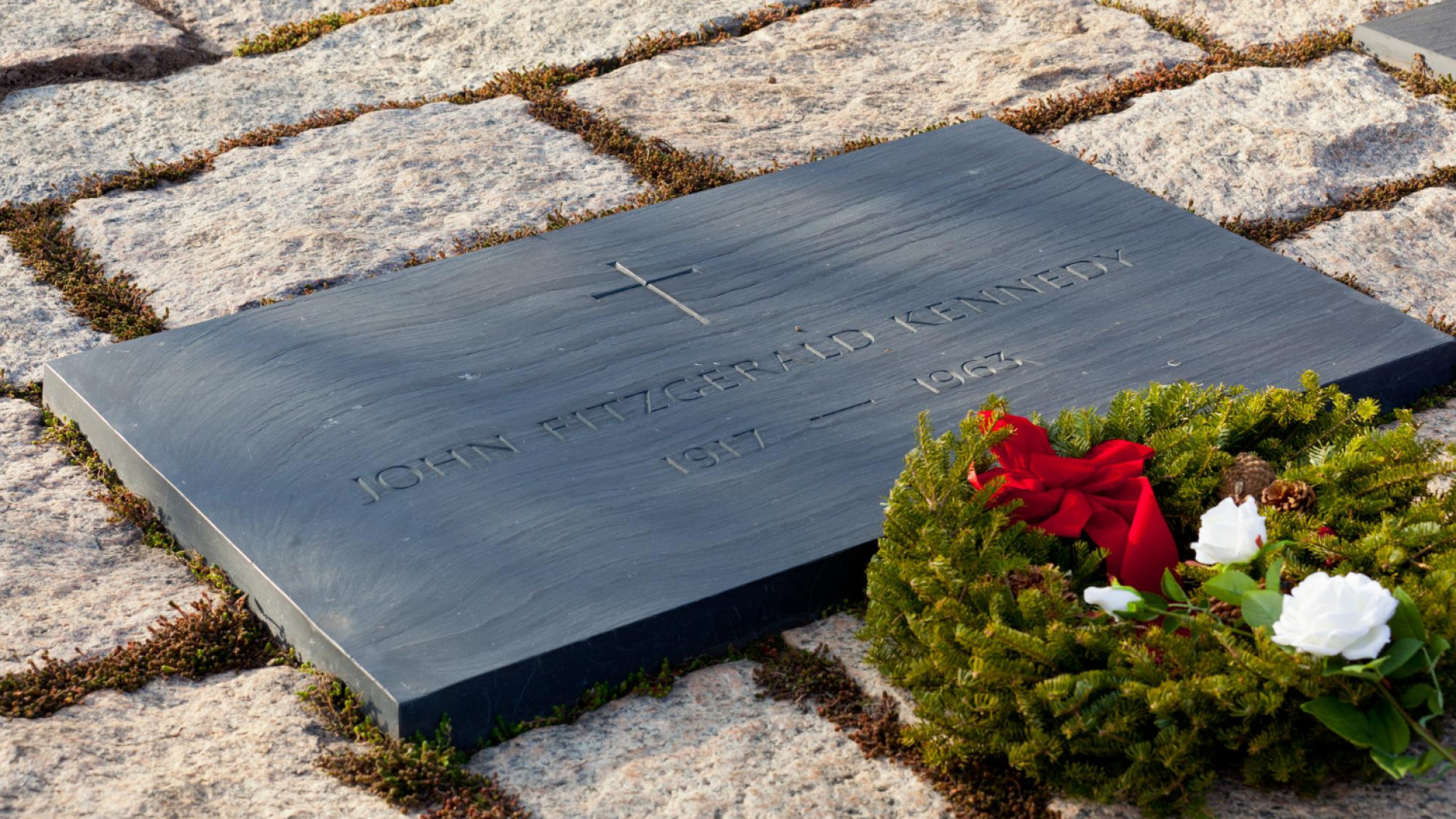 Conseils pour choisir la plaque funéraire idéale avec l’aide d’un professionnel