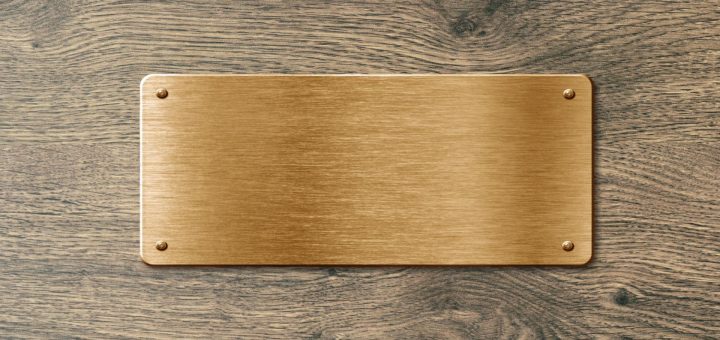 Lorsque la signalétique devient hommage : la place des plaques funéraires