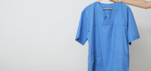 Blouse pour aide à domicile : conjuguer confort, hygiène et sécurité au quotidien