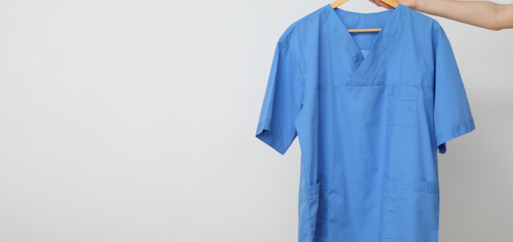 Blouse pour aide à domicile : conjuguer confort, hygiène et sécurité au quotidien