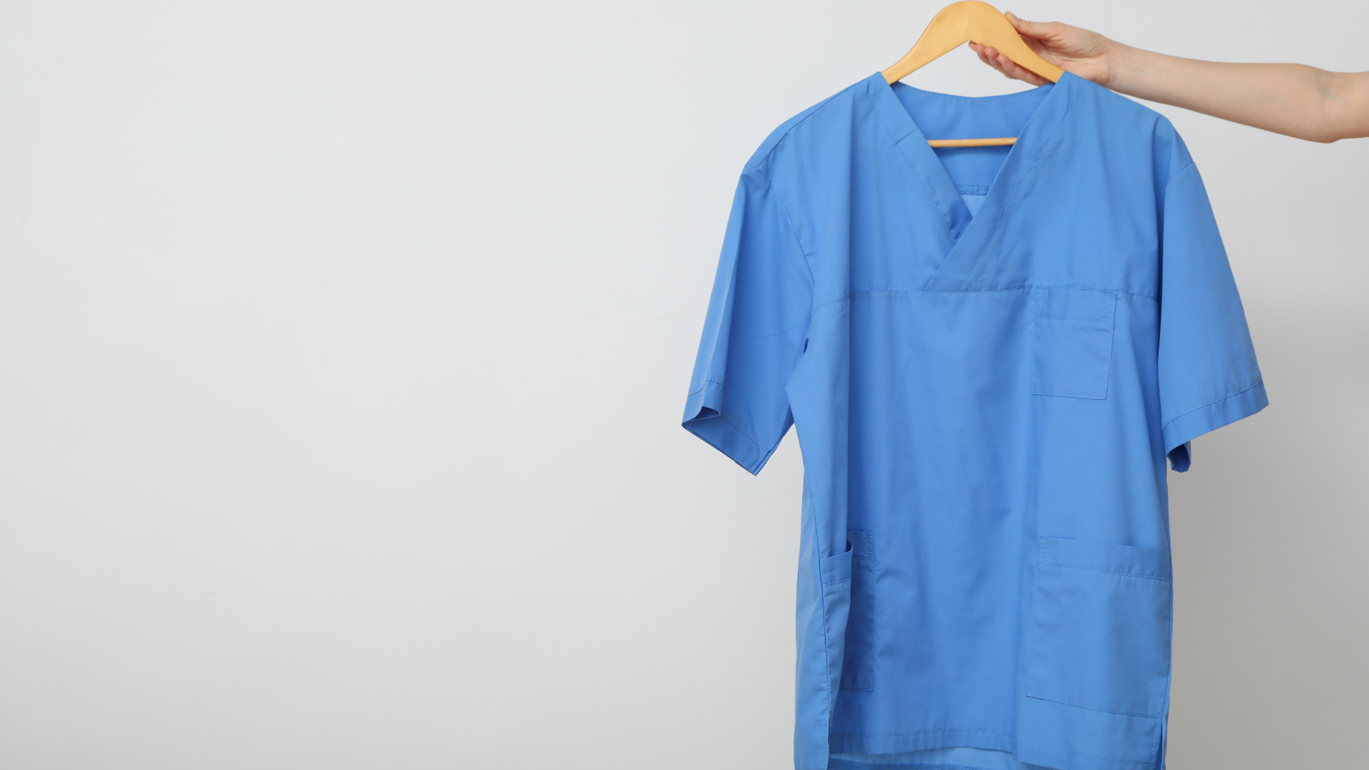 Blouse pour aide à domicile : conjuguer confort, hygiène et sécurité au quotidien
